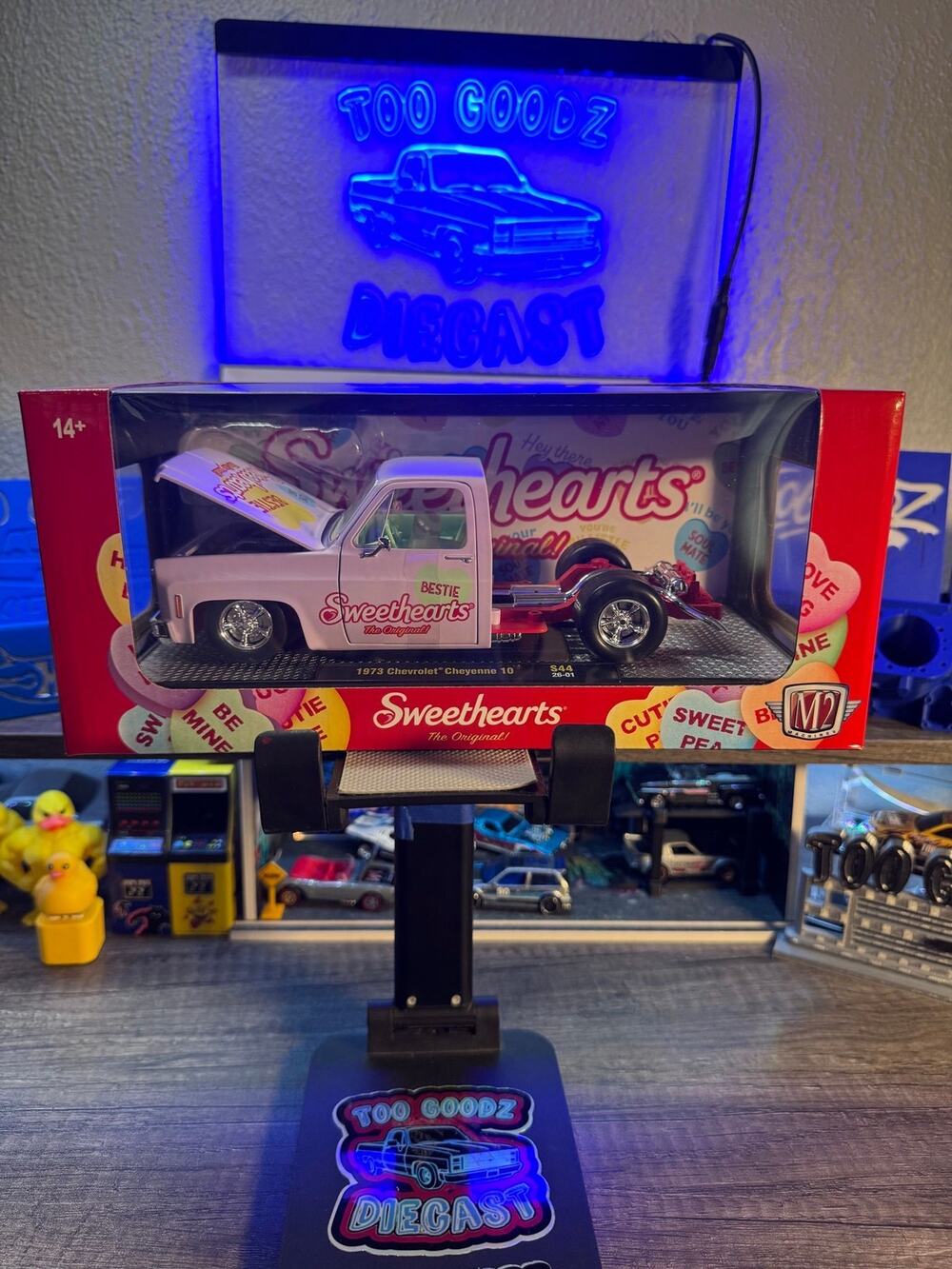 M2 Machines 1/24 Sweethearts 1973 Chevy Cheyenne 10 bedless
